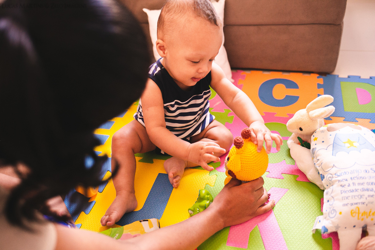 ensaio em familia ensaio bebe 7 meses em casa lifestyle virgem da lapa tapete de letrinhas
