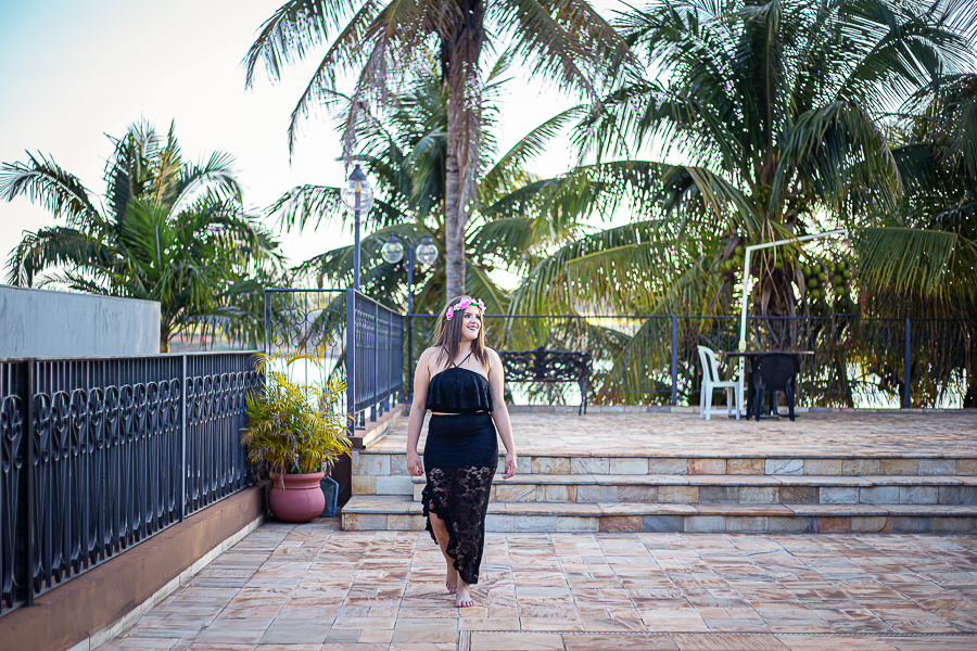 uma caminha na beira da piscina