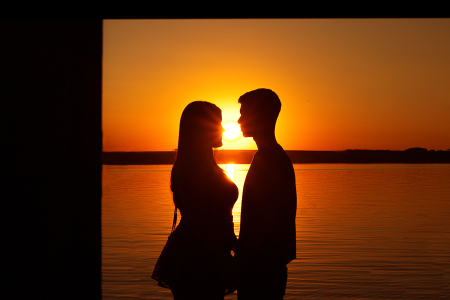 debutante no por do sol com namorado