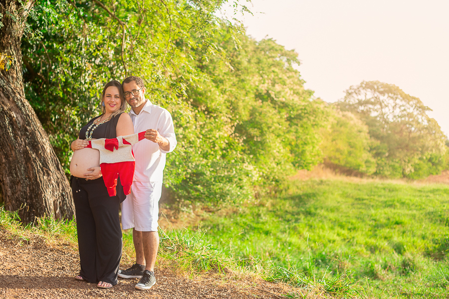 ensaio gestante com  roupinha do bebê 