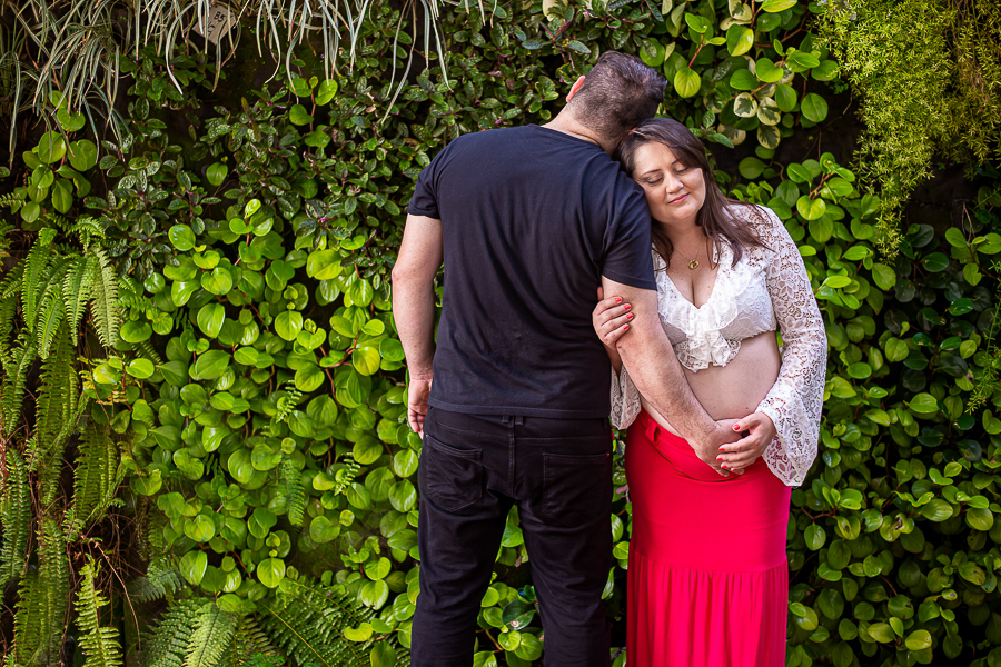 ensaio gestante carinho na barriga frente e costa