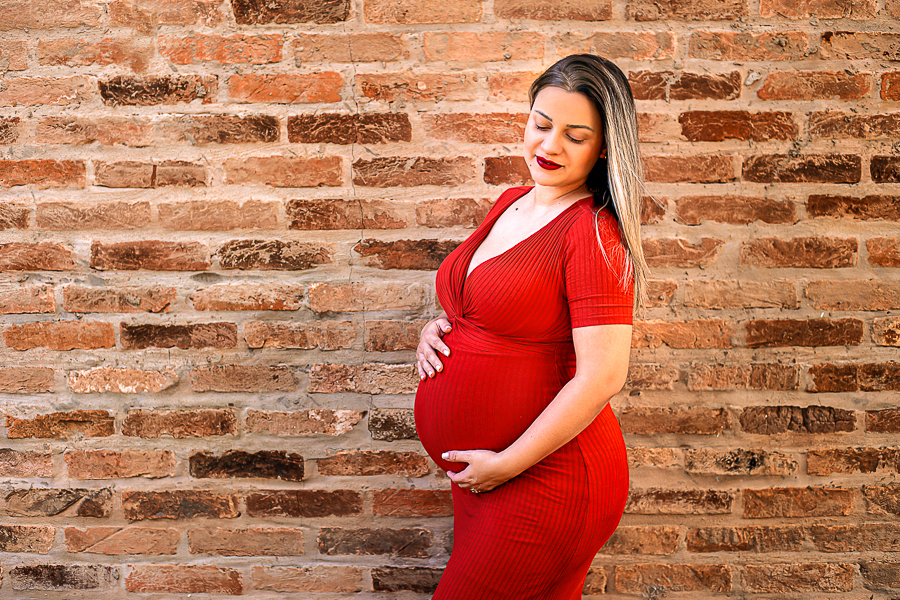 ensaio gestante parede tijolinho