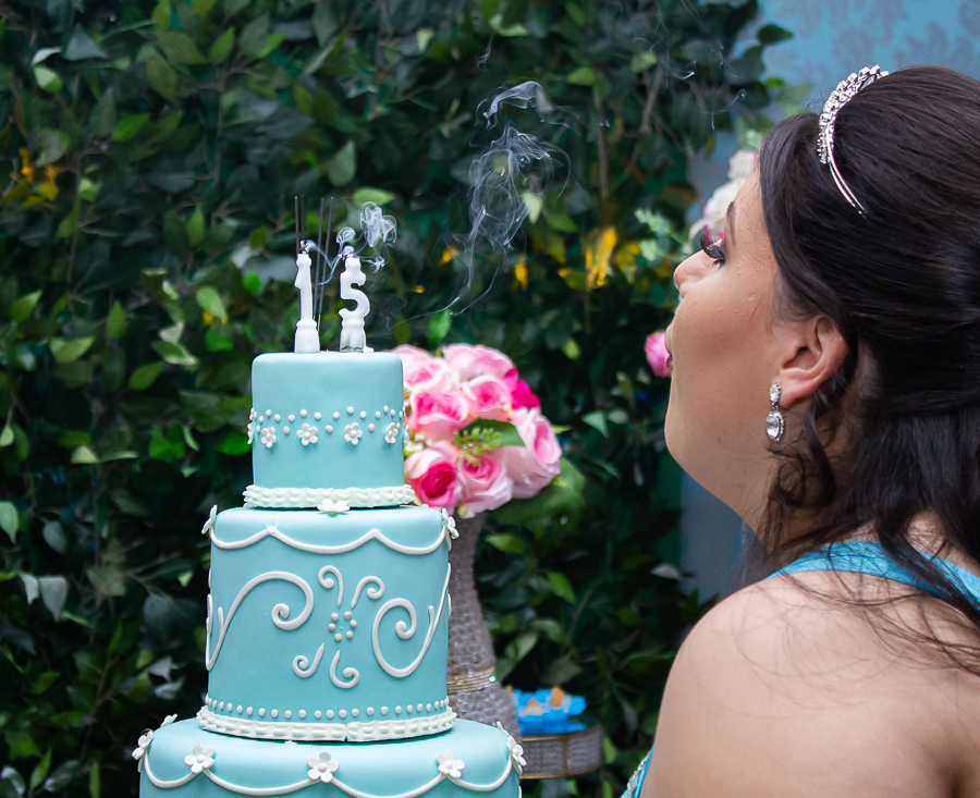foto parabéns  soprando velinhas debutante 15 anos