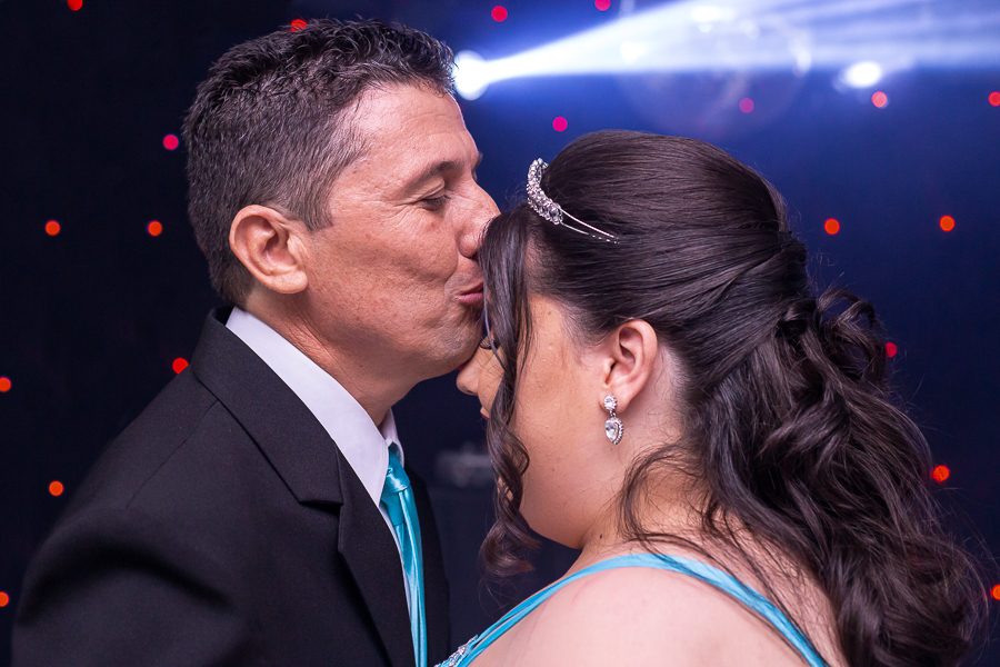 foto valsa pai e filha beijo testa debutante 15 anos 