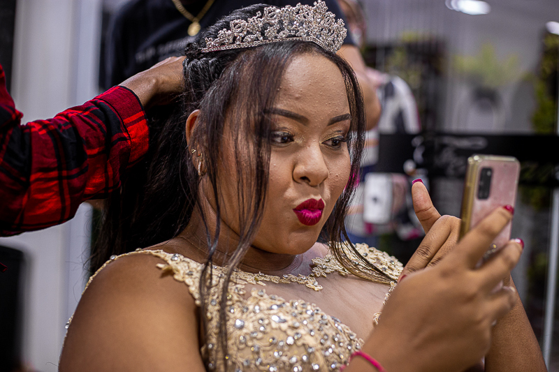 debutante fazendo penteado