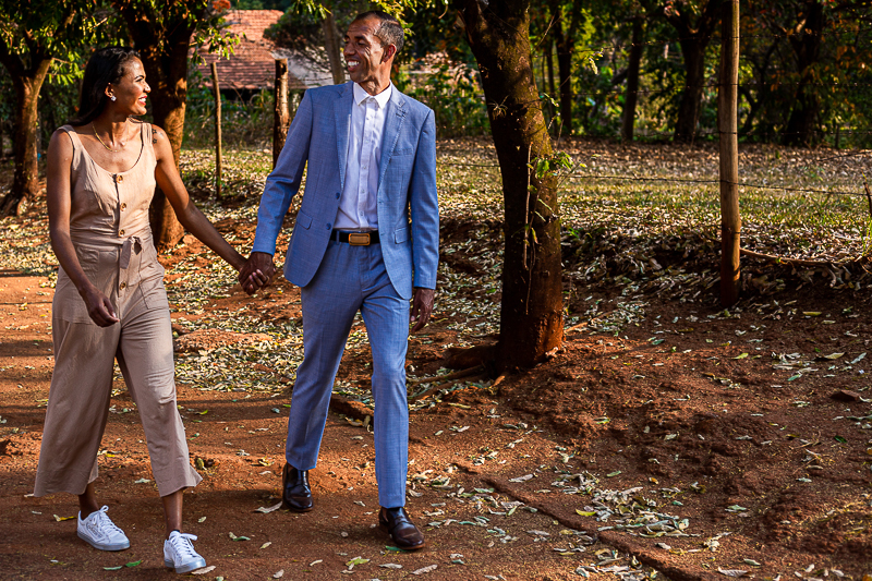 Pré Wedding foto andando na rua na cidade de Jaú