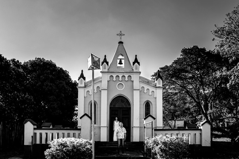 foto preto branco casal correndo na estrada de terra na fazenda em  jau sp