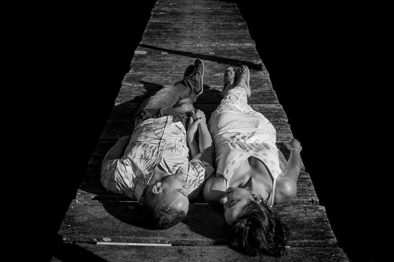 foto preto branco casal correndo na estrada de terra na fazenda em  jau sp