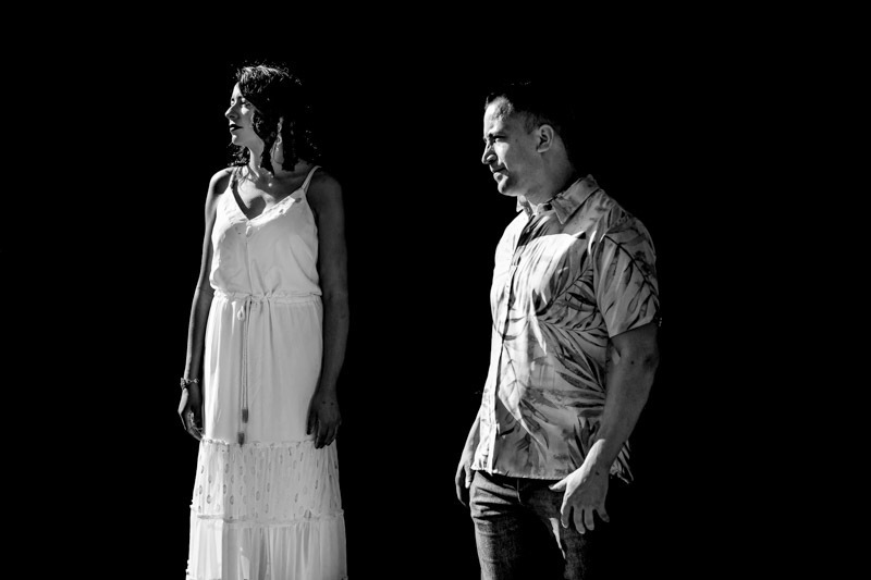 foto preto branco casal correndo na estrada de terra na fazenda em  jau sp