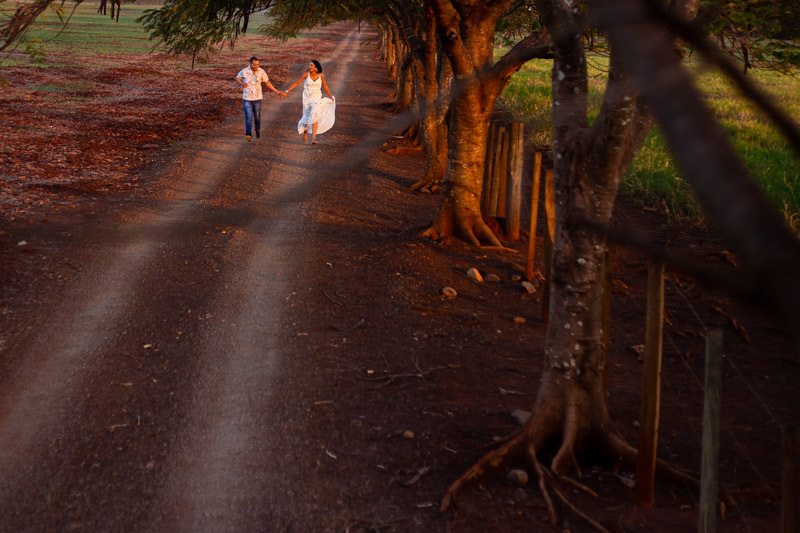 foto de casal correndo na estrada de terra na fazenda em  jau sp