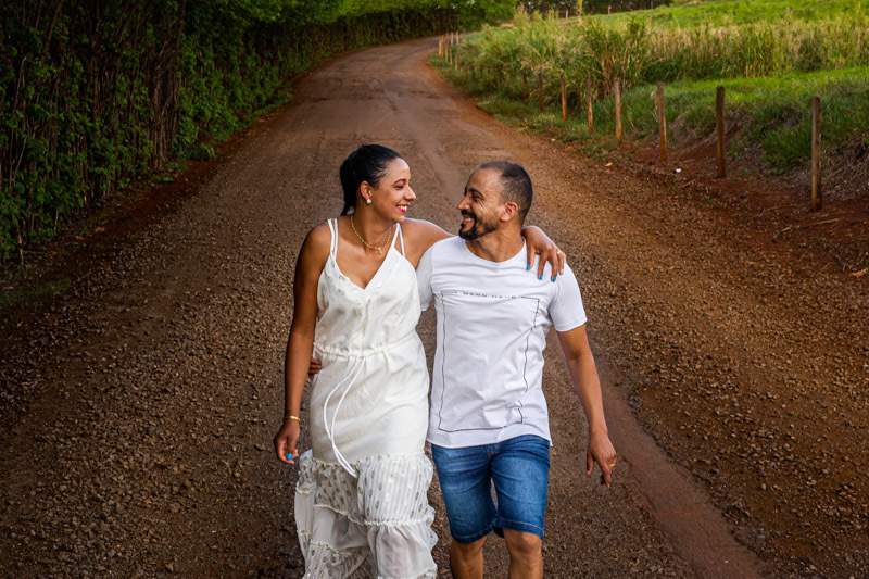 ensaio casal andando na fazenda morro vermelho em jau sp