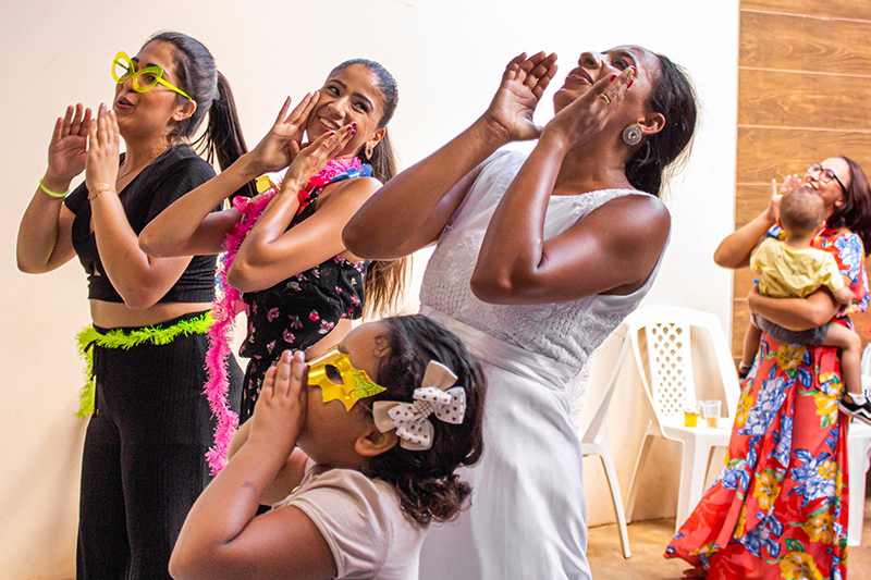 Convidados com a noiva na balada curtindo muito