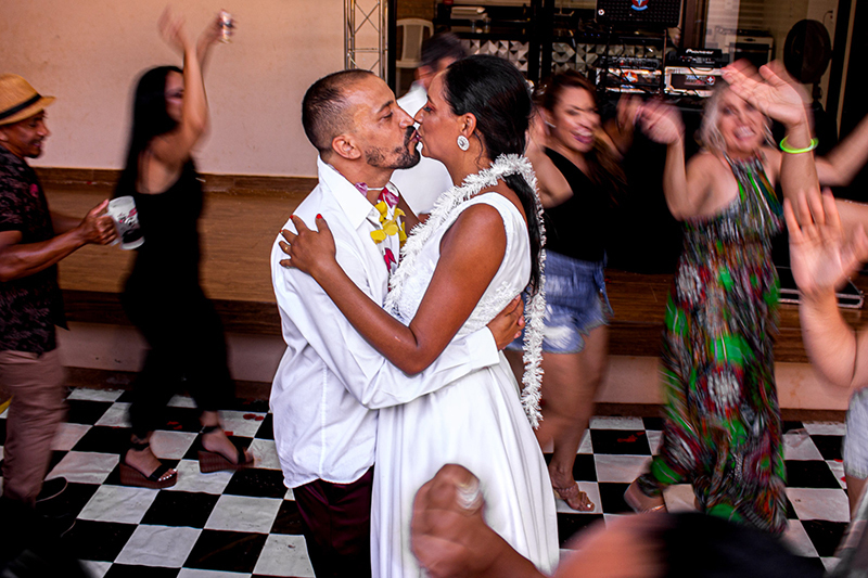 Foto criativa dos noivos com os convidados na balada do casamento em jau interior de São Paulo