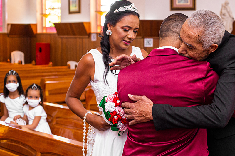  noivo recebendo a  noiva das mãos do avô 