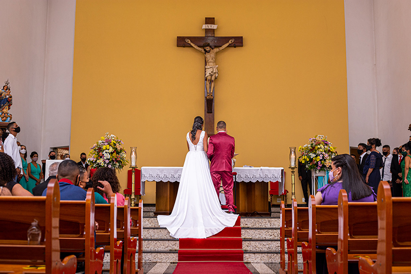 Foto tradicional dos noivos no altar da igreja em jau interior de sp