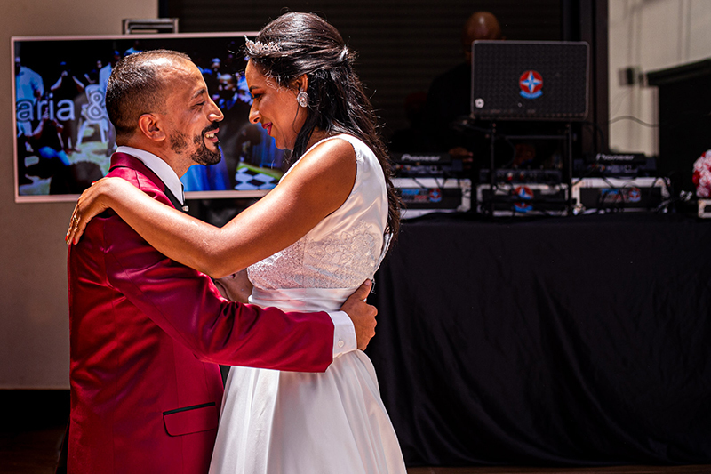 Valsa dos noivos na chegada no salão