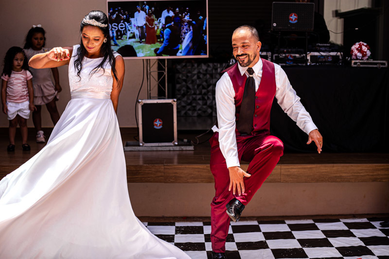 Hora de diversão na danças dos noivos