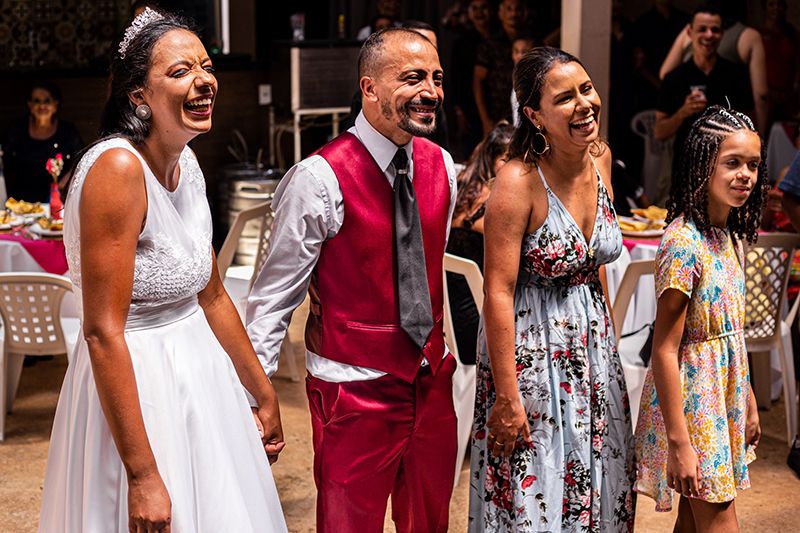 Momento de alegria na retrospectiva dos noivos