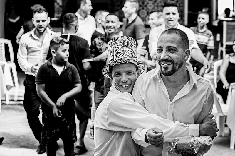 Noivo abraçado com o irmão antes de jogar o whisky