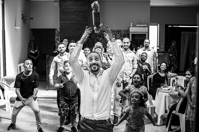 Noivo jogando whisky para os padrinhos