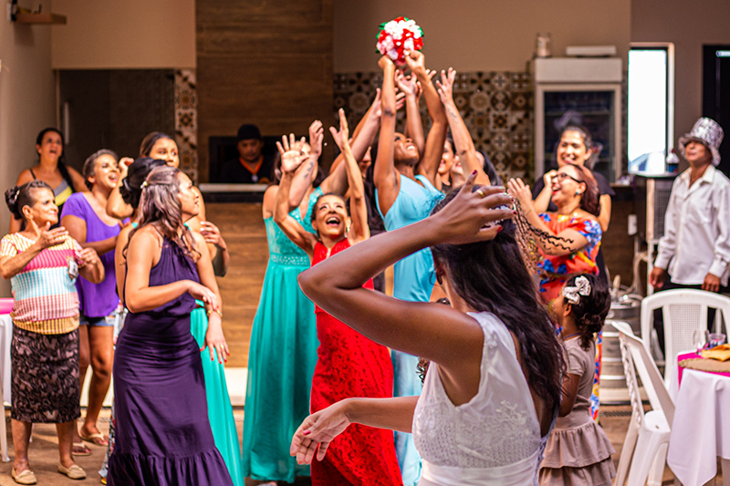 Madrinhas pegando o buque que a noiva jogou