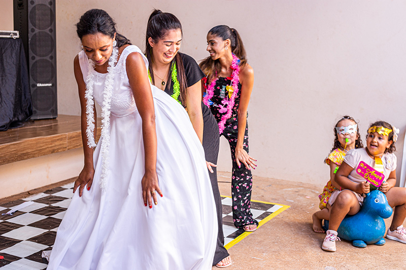 Noiva curtindo com convidados na balada