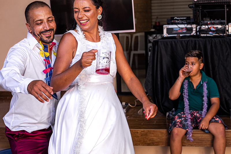 Noivos curtindo a balada