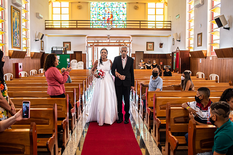 Entrada da noiva na igreja em jau interior de sp