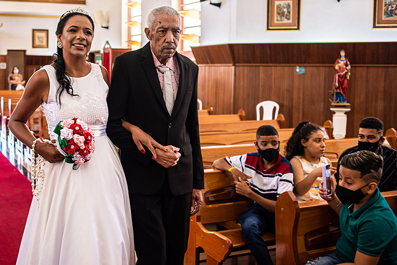 Entrada da noiva na igreja em jau interior de sp