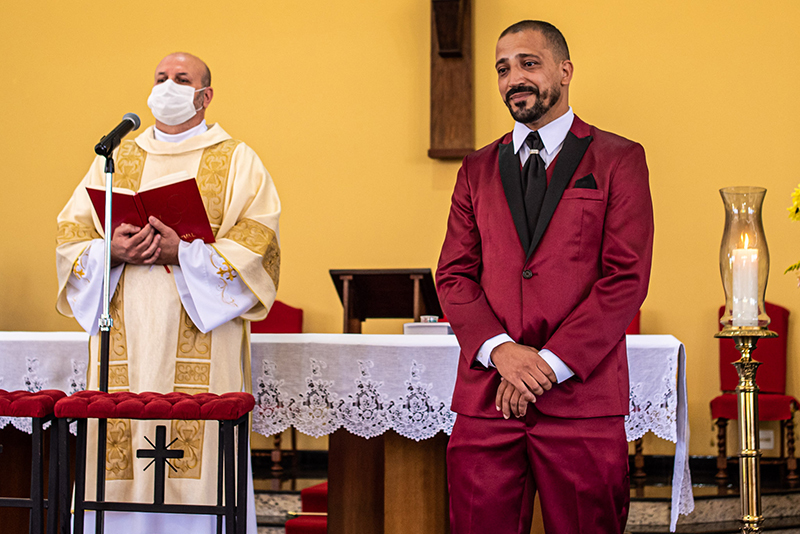 Noivo esperando a entrada da noiva com emoção a mil