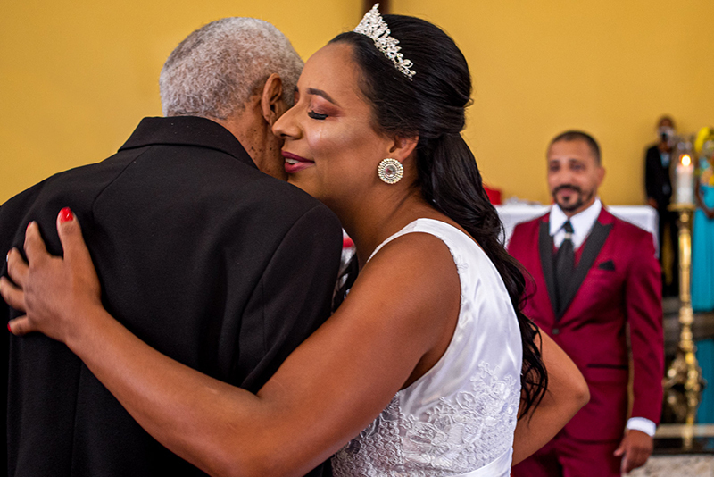 Abraço emocionante da noiva com o avô