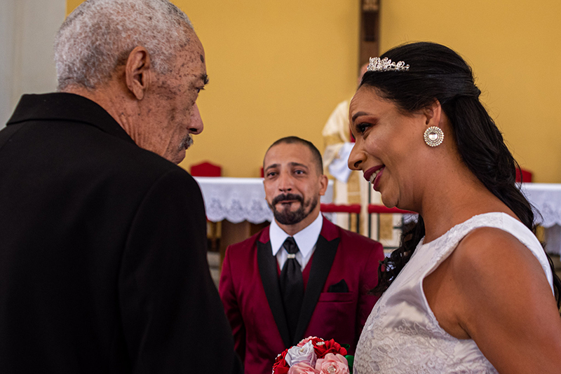 Olhar da noiva com seu avô com muita emoção