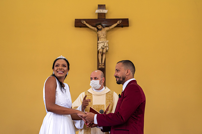 Um momento de descontração depois do beijo dos noivos