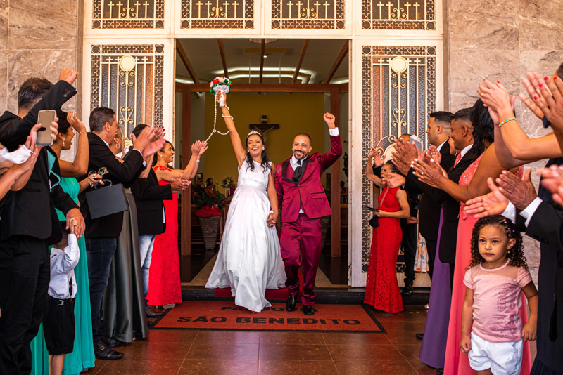 Saída mais que divertida dos noivos da igreja