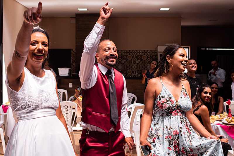 Noivos felizes na hora da  retrospectiva