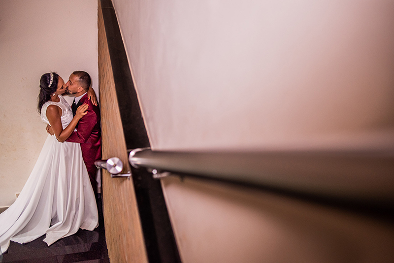 Ensaio dos noivos numa escada no hotel em jau sp