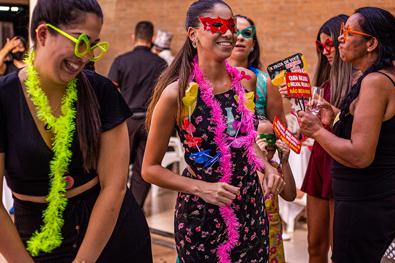 Convidados na balada dançado muito felizes