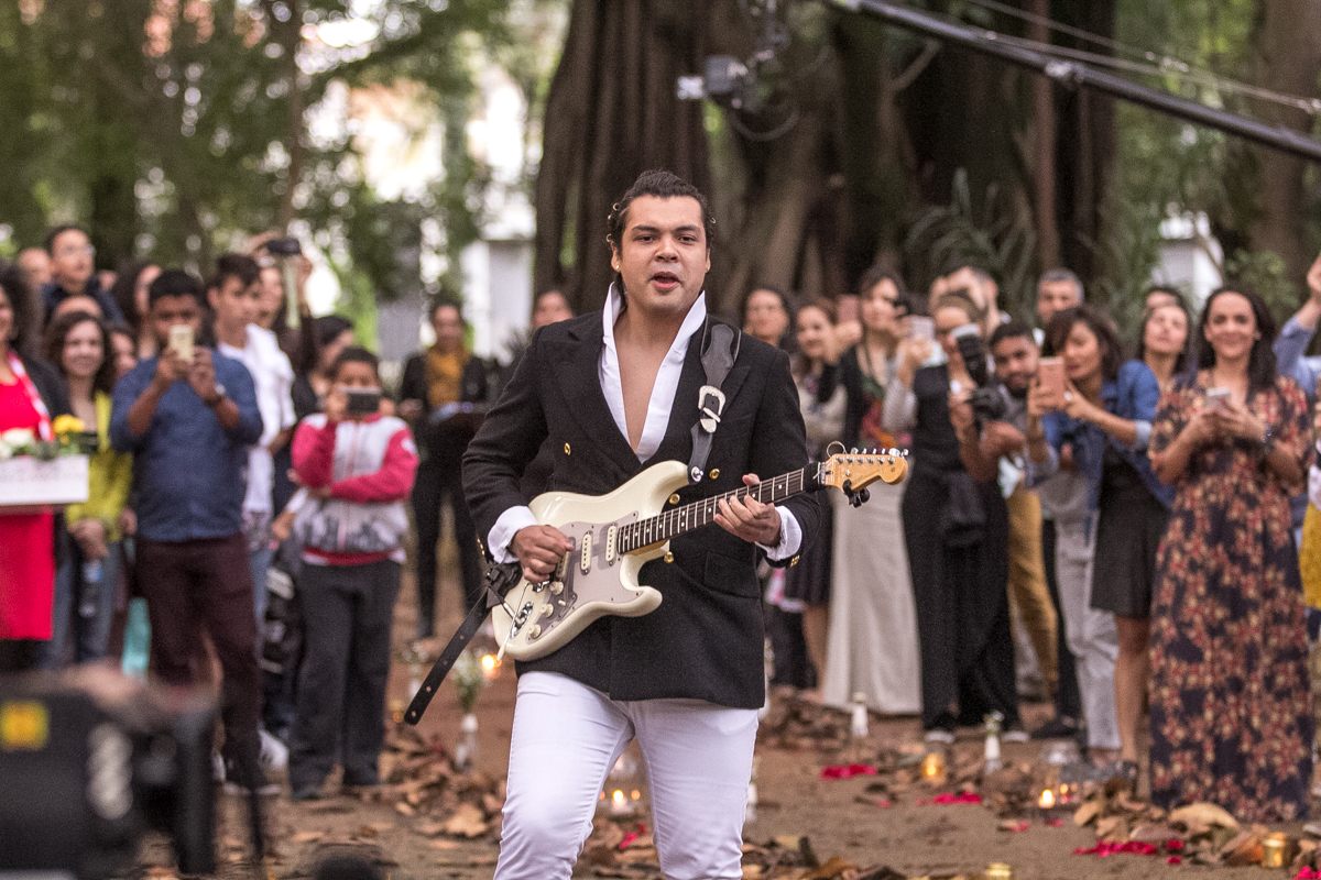 noivo tocando guitarra