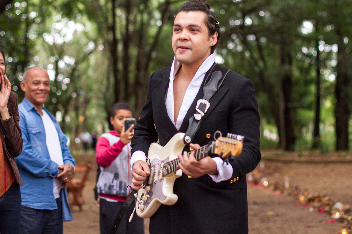 noivo tocando guitarra