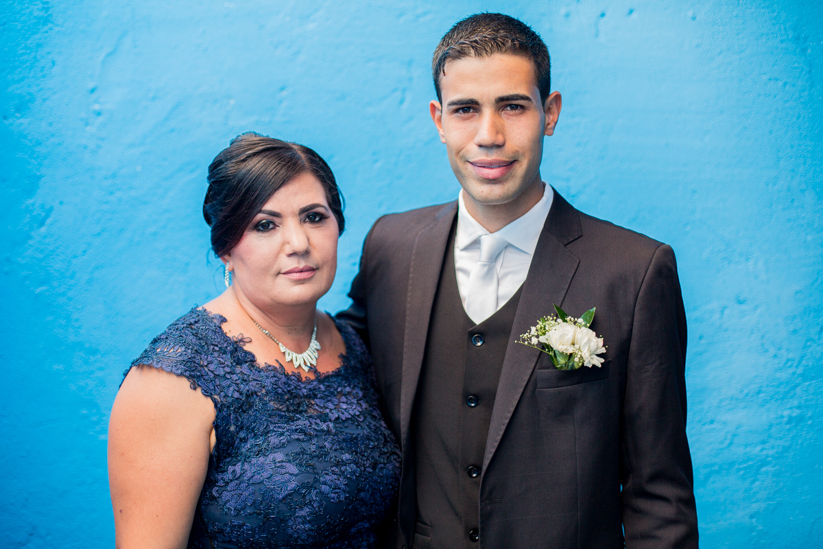 FOTOGRAFIA NOIVO E MÃE DO NOIVO ESPERANDO A NOIVA NO SALÃO DO REINO DAS TESTEMUNHAS DE JEOVÁ EM FRANCISCO MORATO