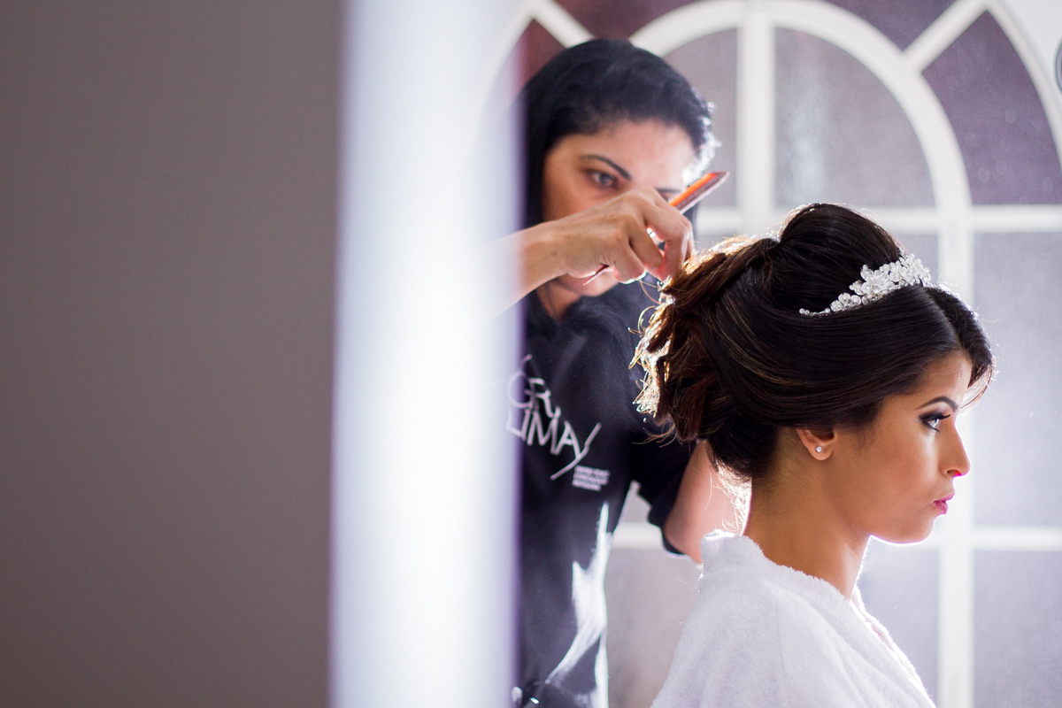 FOTOGRAFIA DIA DA NOIVA , PENTEADO DA NOIVA SENDO EXECUTADO POR  SOLANG'S CABELEIREIRA EM FRANCISCO MORATO