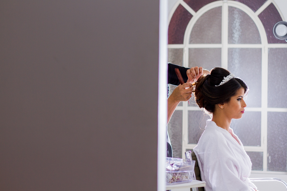 FOTOGRAFIA DIA DA NOIVA , PENTEADO DA NOIVA SENDO EXECUTADO POR  SOLANG'S CABELEIREIRA EM FRANCISCO MORATO