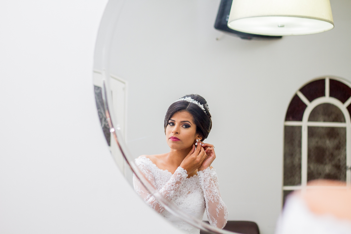 FOTOGRAFIA DIA DA NOIVA NO SALÃO SOLANG'S CABELEIREIRA EM FRANCISCO MORATO, BRINCO DE NOIVA