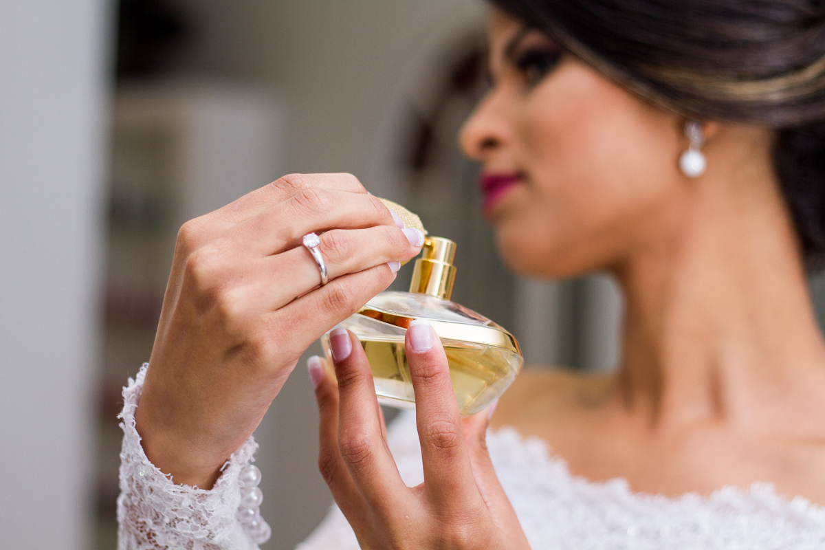 FOTOGRAFIA DIA DA NOIVA NO SALÃO SOLANG'S CABELEIREIRA EM FRANCISCO MORATO, PERFUME DA NOIVA, ANEL DE NOIVADO