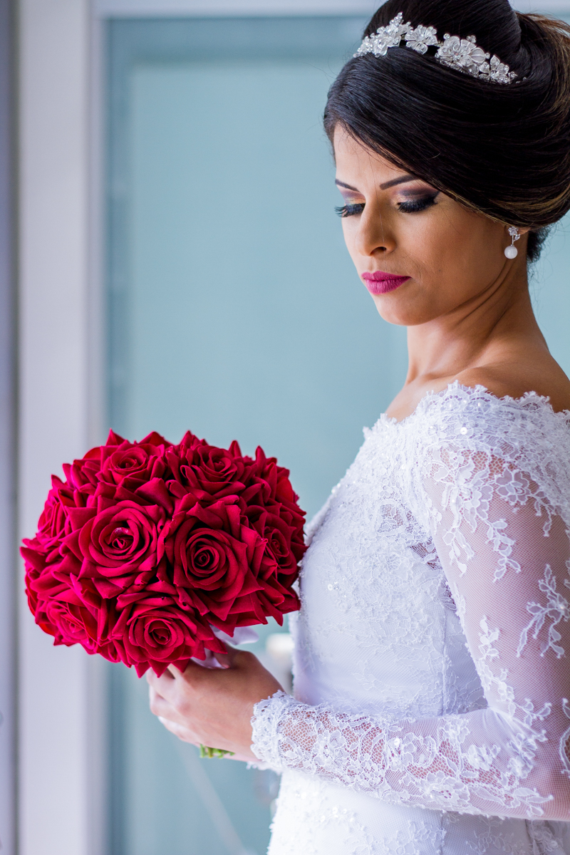 FOTOGRAFIA DIA DA NOIVA NO SALÃO SOLANG'S CABELEIREIRA EM FRANCISCO MORATO,BUQUE DA NOIVA, VESTIDO DE NOIVA COM RENDA