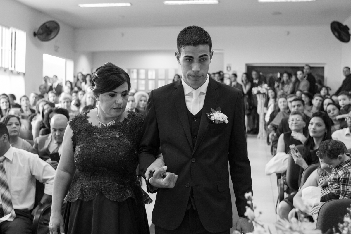 FOTOGRAFIA  ENTRADA DO NOIVO COM SUA MÃE , CASAMENTO NO SALÃO DO REINO DAS TESTEMUNHAS DE JEOVÁ EM FRANCISCO MORATO
