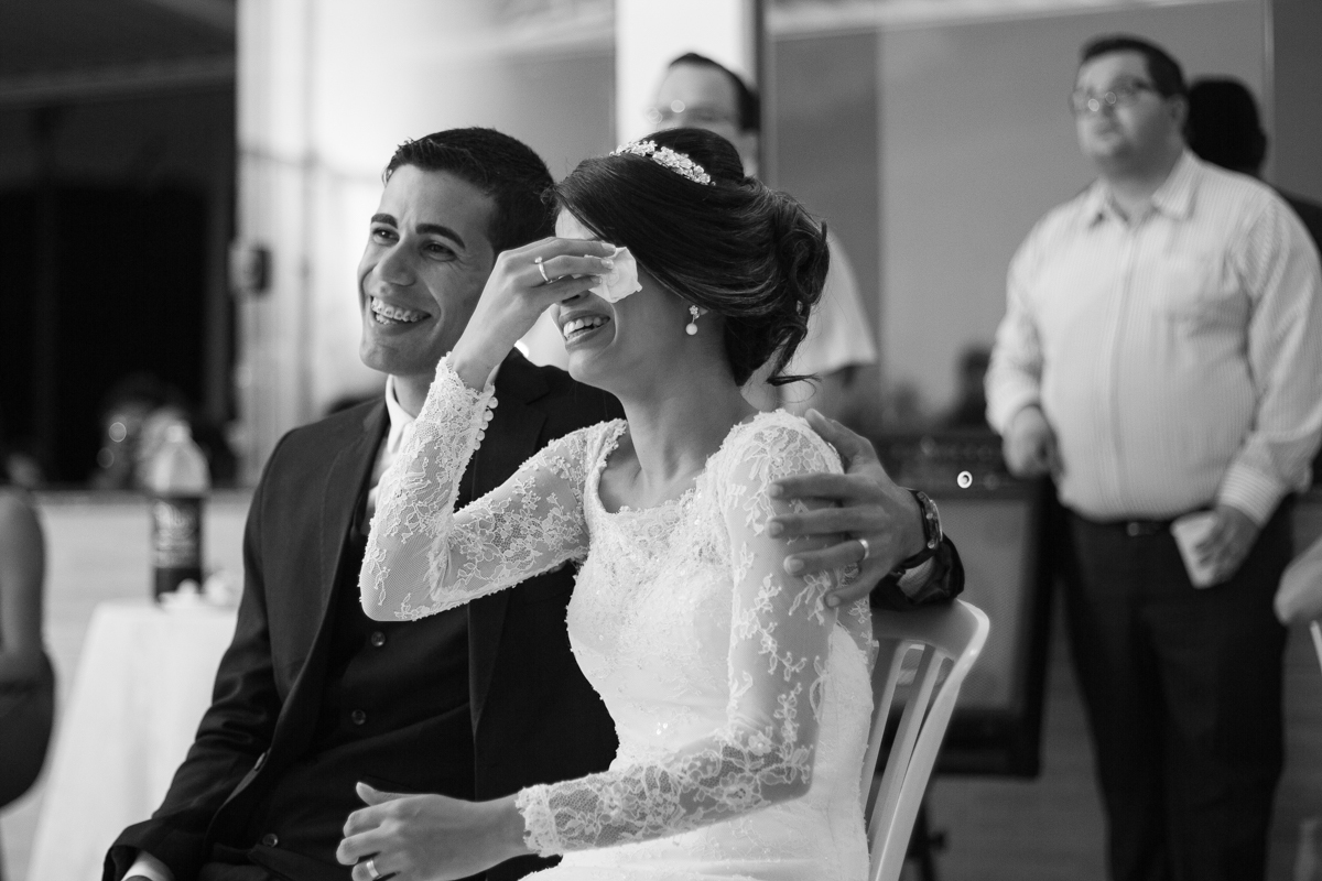 FOTOGRAFIA NOIVOS AO ASSISTIR A RETROSPECTIVA DE CASAMENTO