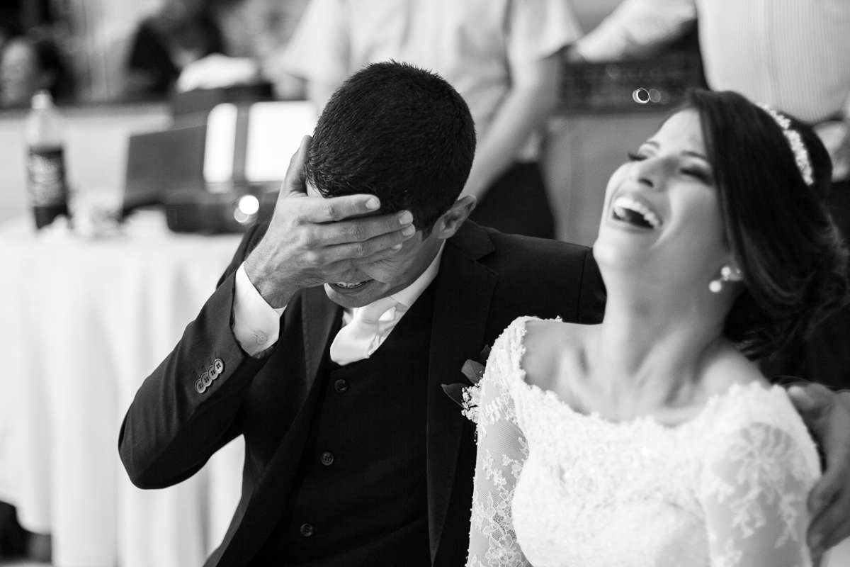 FOTOGRAFIA NOIVOS AO ASSISTIR A RETROSPECTIVA DE CASAMENTO