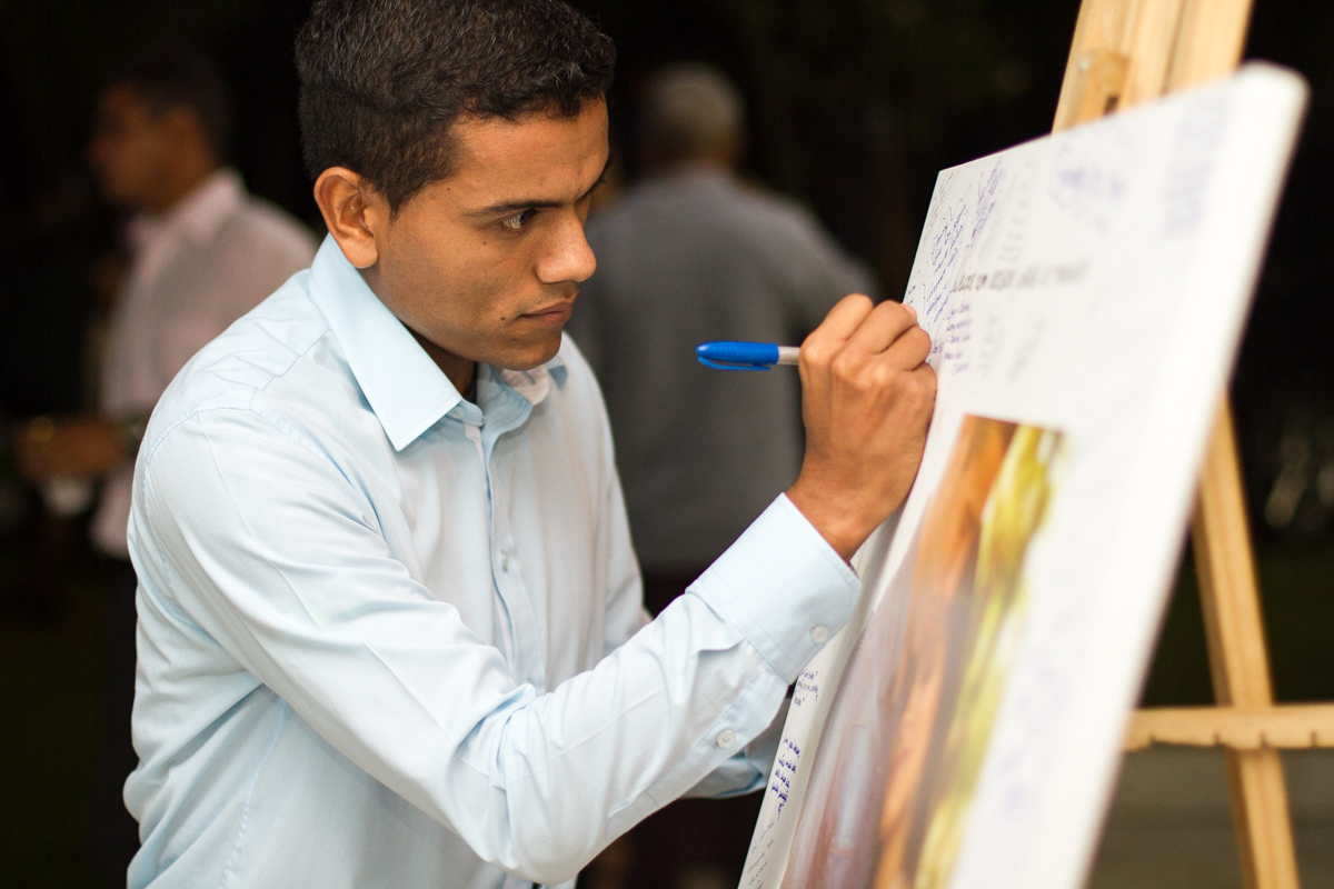 FOTOGRAFIA CONVIDADO DEIXANDO RECADO PARA OS NOIVOS