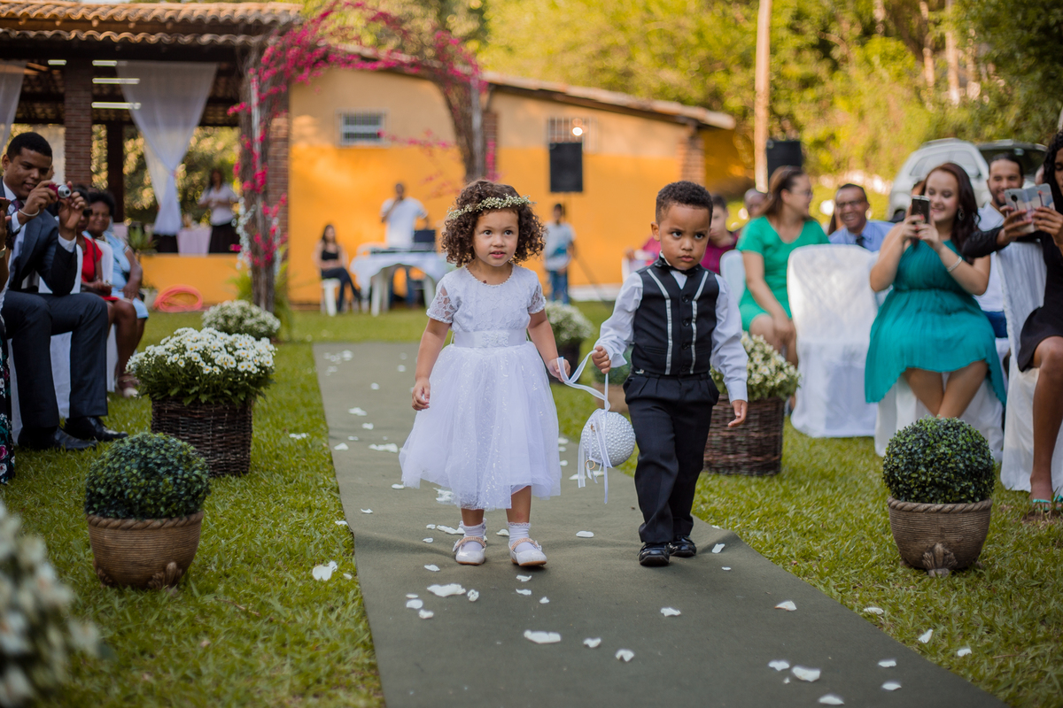 fotografia de casamento em mairiporã  entrada das alianças